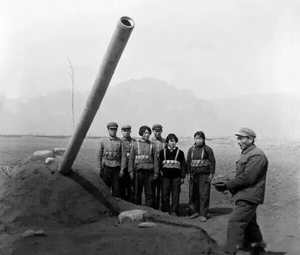 1974年，河南辉县，一名老兵正在向民兵们讲解反坦爆破教学。
当时的民兵反坦克训