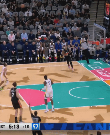 这球属于斯蒂芬库里没有卡住斯蒂芬卡斯尔的身位，导致他从后面飞奔过来完成补篮。格林