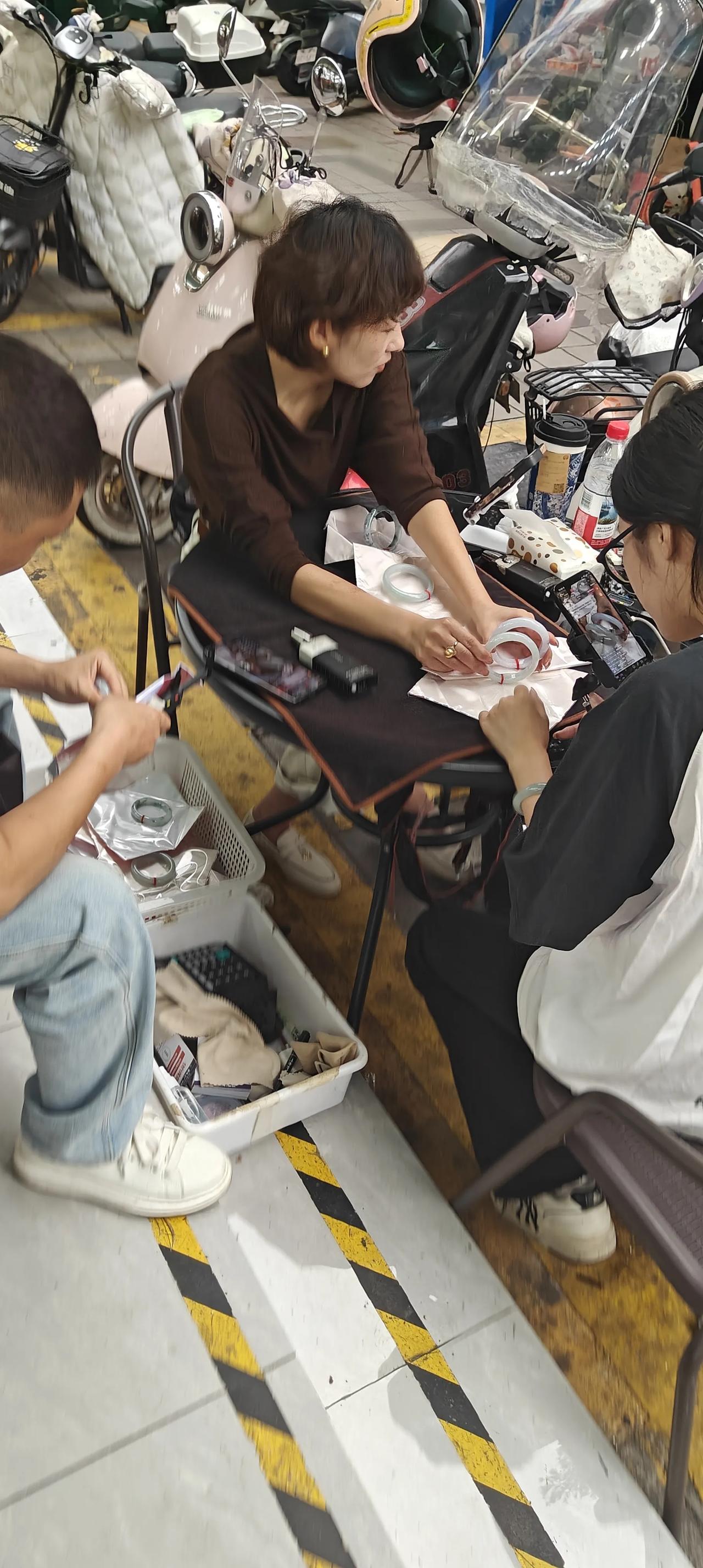 网上买翡翠，就像网恋——照片是刘亦菲，见面可能是楼下刘阿姨。能不能成，就看你有没