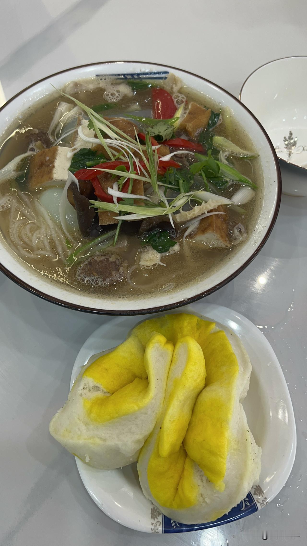 临夏美食真多，待了两天根本吃不过来，传统大烩菜，一碗15，加了一份丸子5元，鸽子
