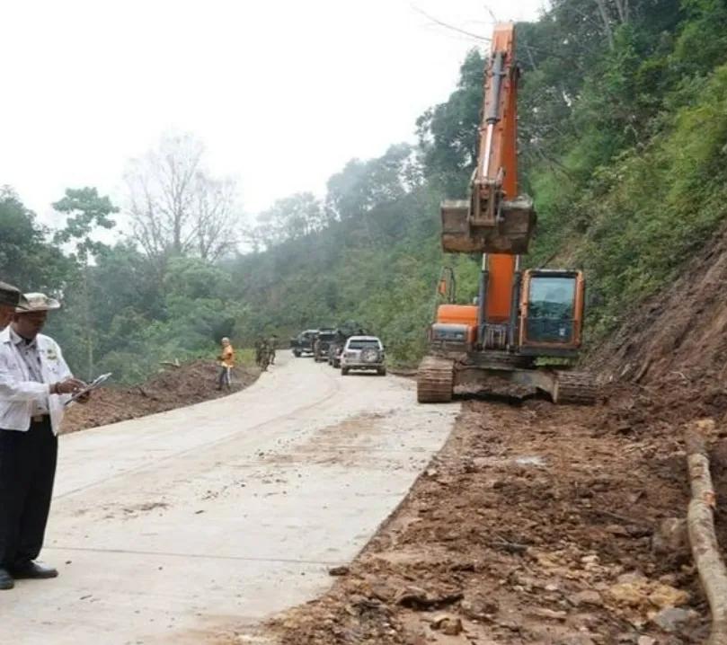 缅甸掸邦东部内因山体滑坡，道路被堵，交通中断的景栋－班里－孟科－勐撒公路已经修复