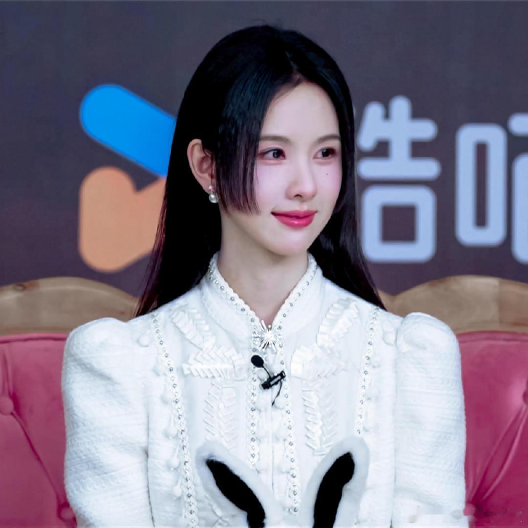 陈都灵粉丝吃的太好了 陈都灵的单人机位，全程无死角捕捉她的美貌和反应，你就像拥有