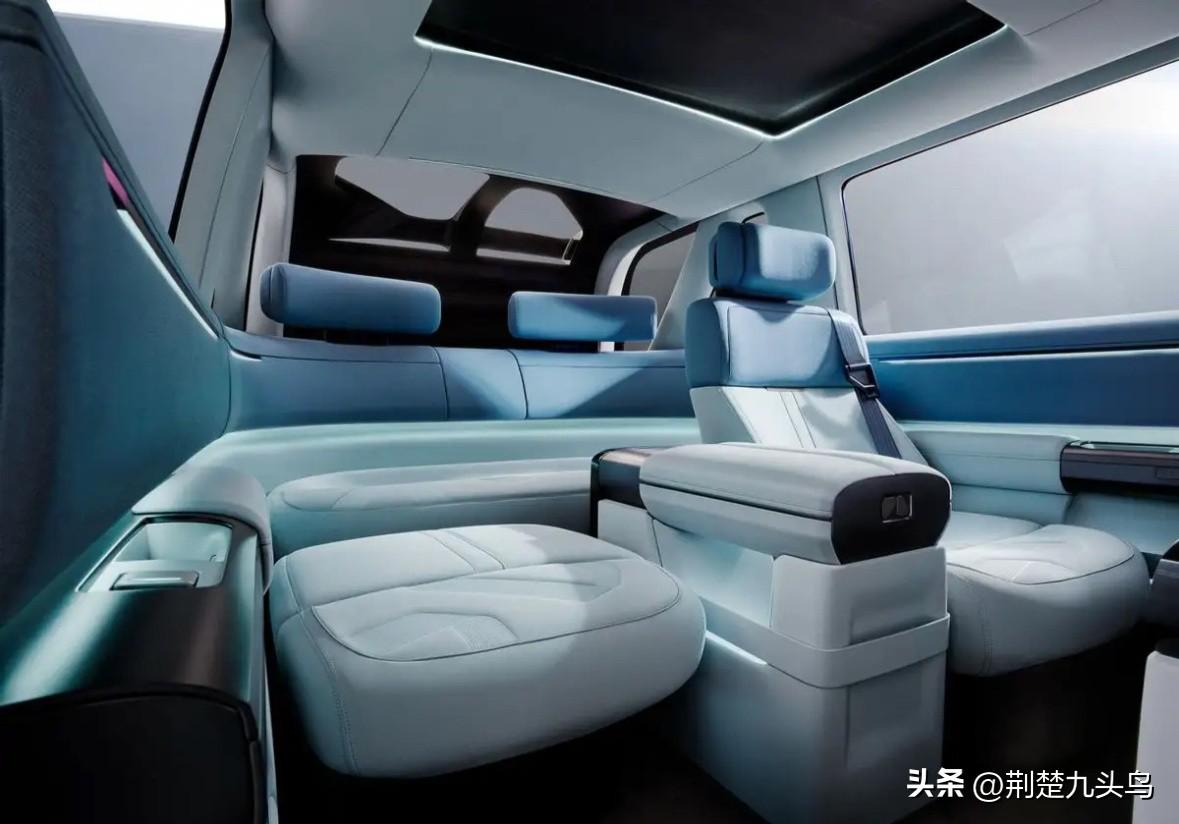 先说明这不是广告，也不是我的立场，我只说身边事：陈总有一辆22款宾利添越，因为看