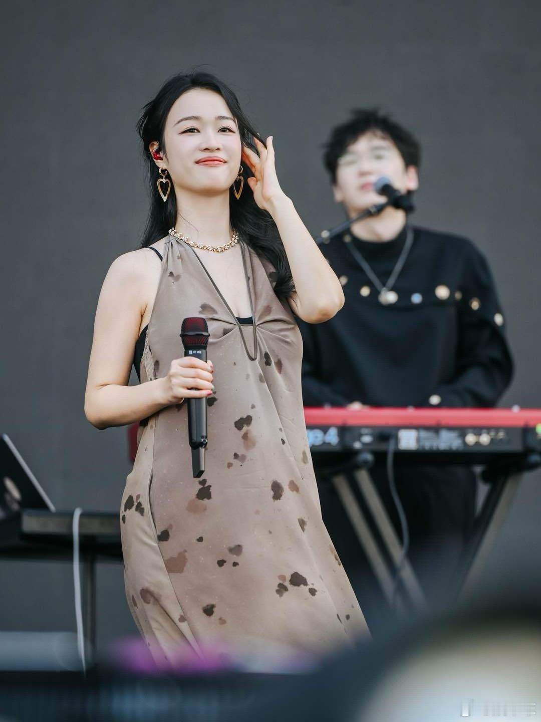 王菲春晚唱的是咂咂苏的歌 王菲六登春晚太会选歌！把ZaZaZsu的《你我经历的一