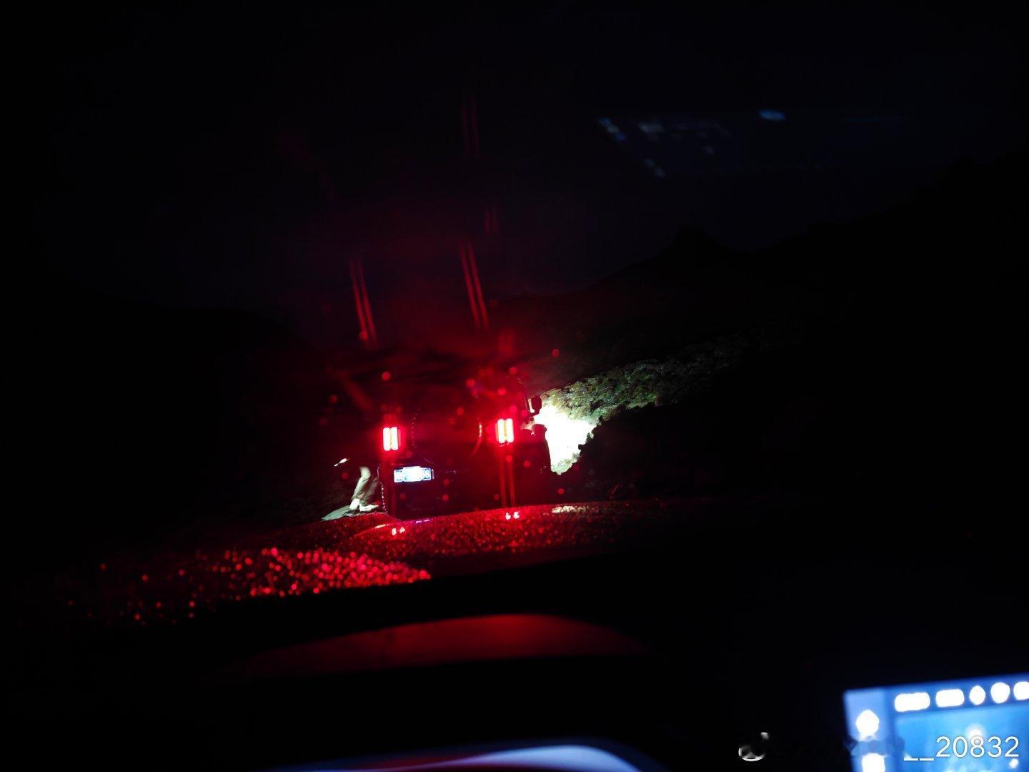 木里穿越遇大雨，一路上因为陷车，修路导致翻哑口时已经天黑了，路窄又滑，两个卫士轮