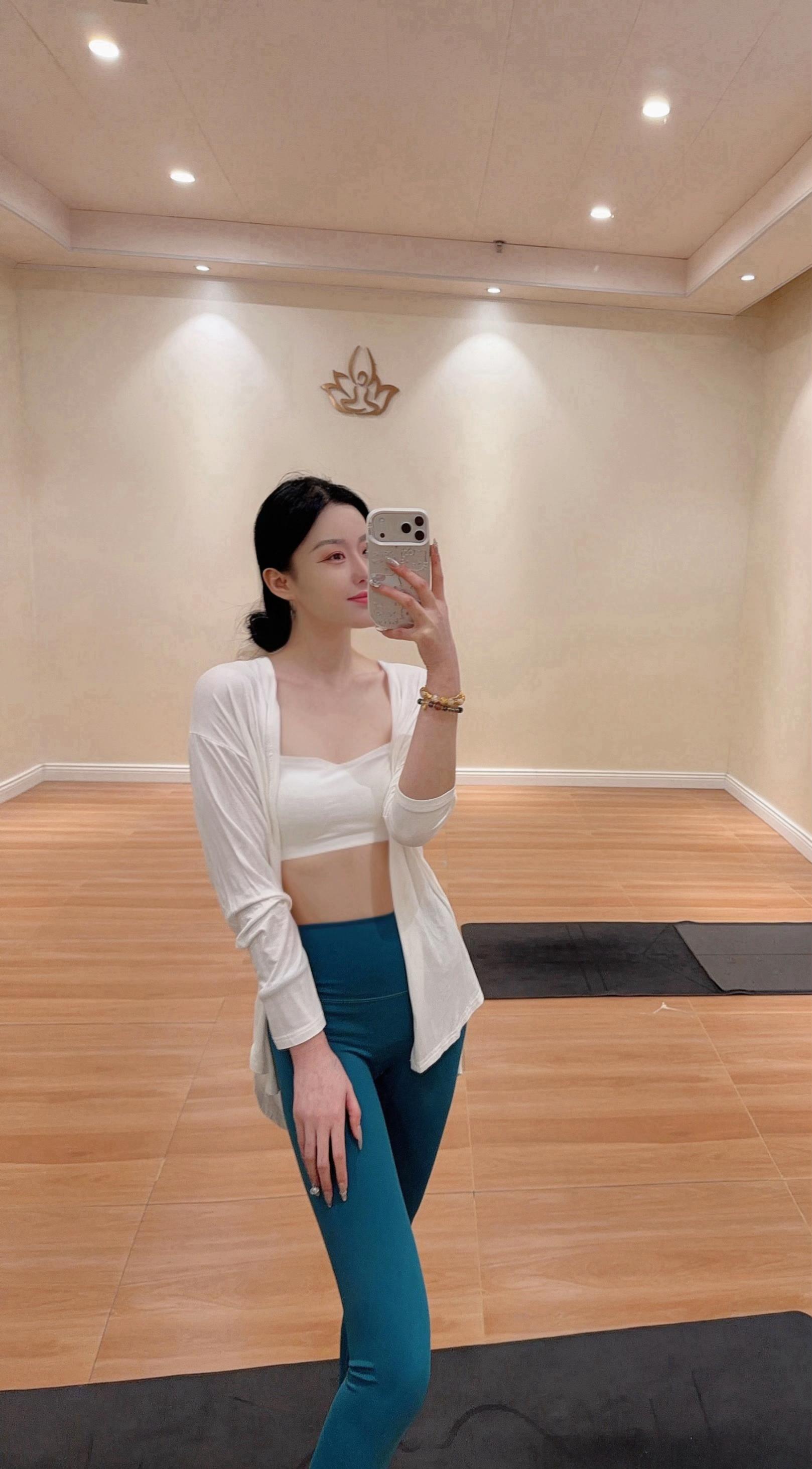 瑜伽不仅仅是一种锻炼身体的方式，更是一种生活态度，通过融入瑜伽练习可以...