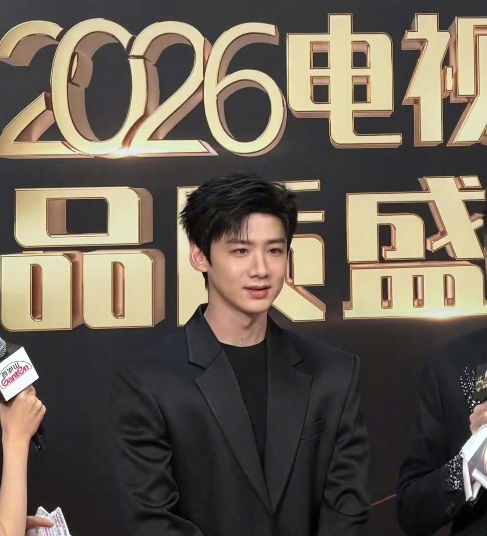 白敬亭品质盛典开毯嘉宾一身纯黑缎面西装亮相品质盛典红毯，矜贵又帅气，气质直接拉满