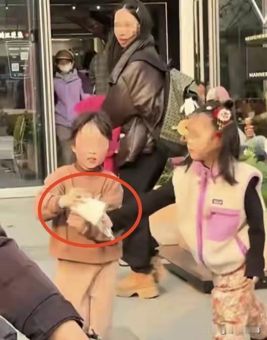 俗话说“三岁看老”，浙江绍兴这个小女孩打翻水杯这个事，首先说明她的家庭教育有问题