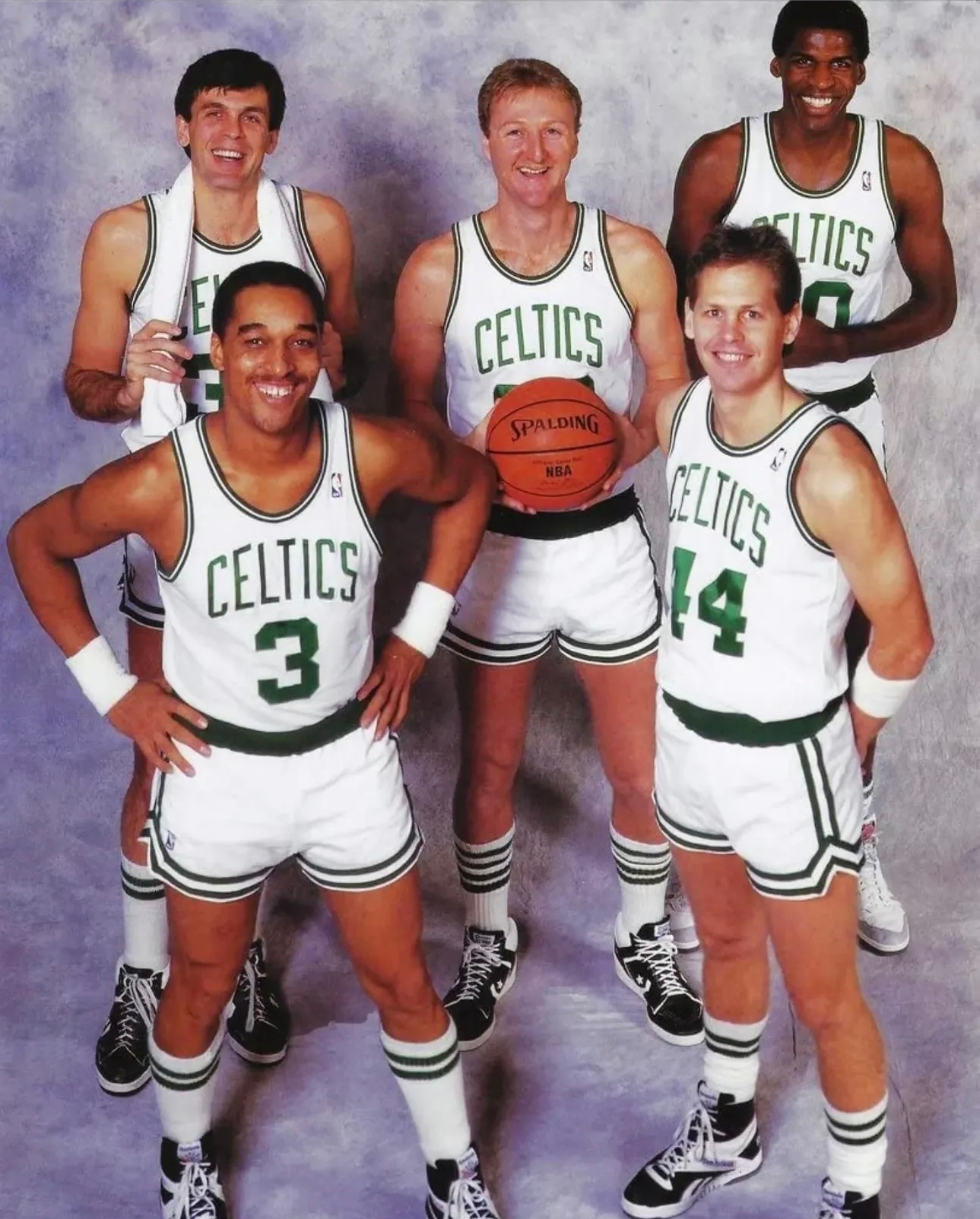 篮天下 1985/86赛季，以白人为主的波士顿凯尔特人队。Image via k