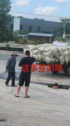 你见过拖拉机原地打转"跳舞"吗？这不是表演，是一场差点出事的交通事故。
 事发时