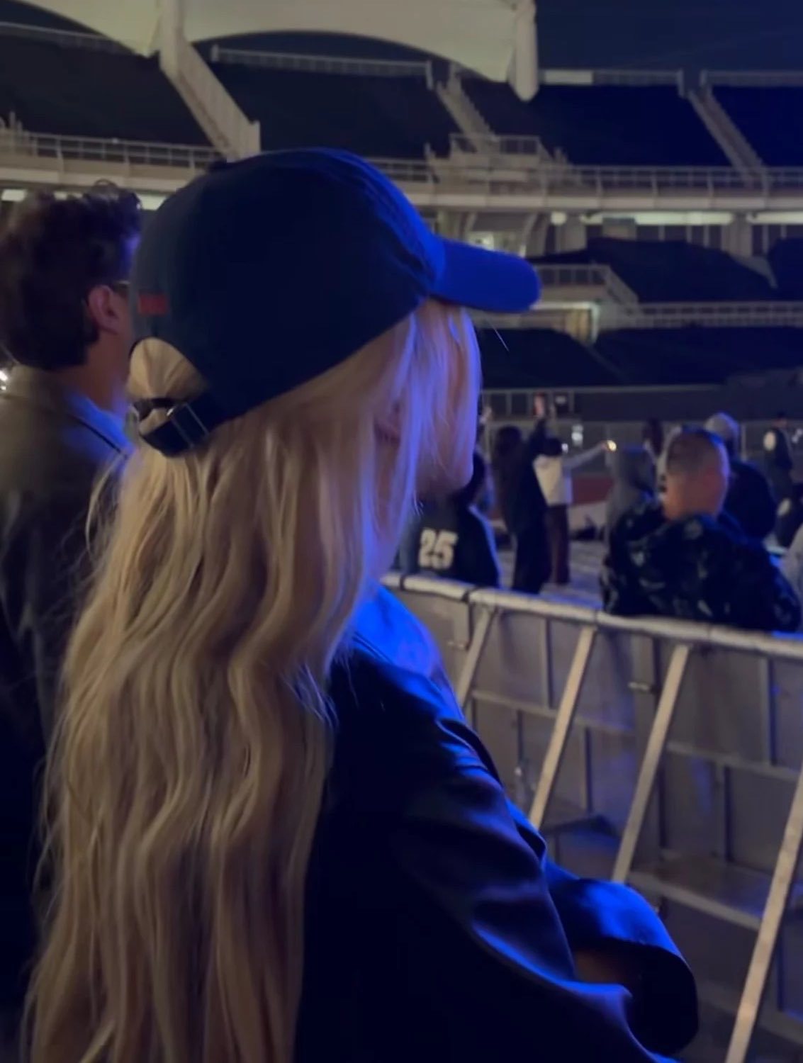 ROSÉ 和女朋友一起看她喜欢的乐队的演唱会🥰 