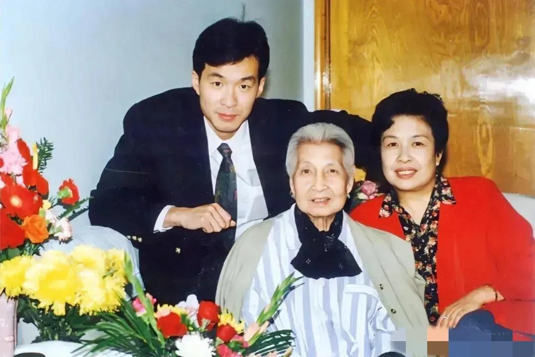 1995年，北京医院，陶铸的遗孀曾志，一位坚韧如钢铁的女性，正身处病痛之中。这时