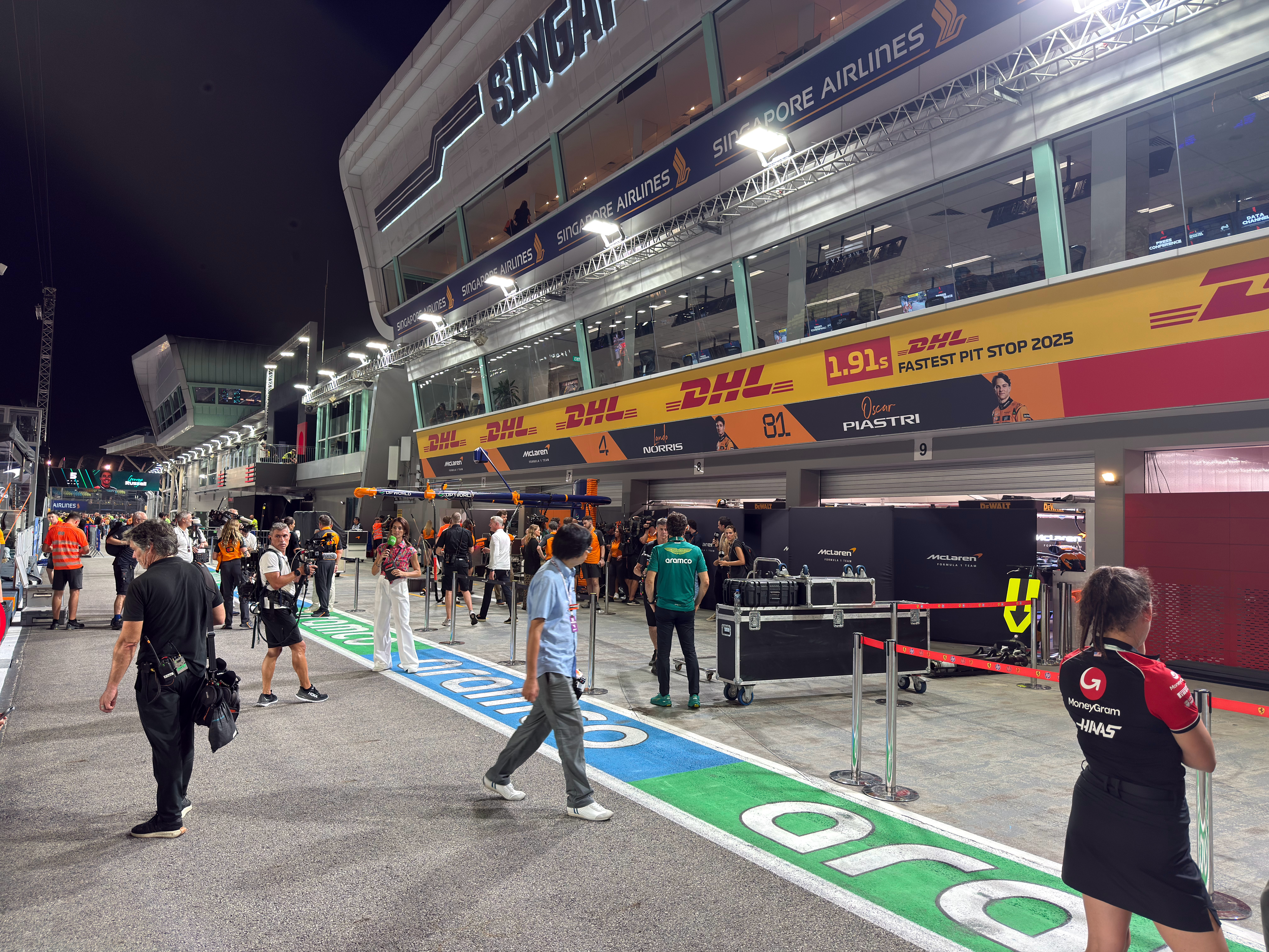 等待迈凯伦的总冠军庆祝🎉F12025F1新加坡大奖赛  ​​​