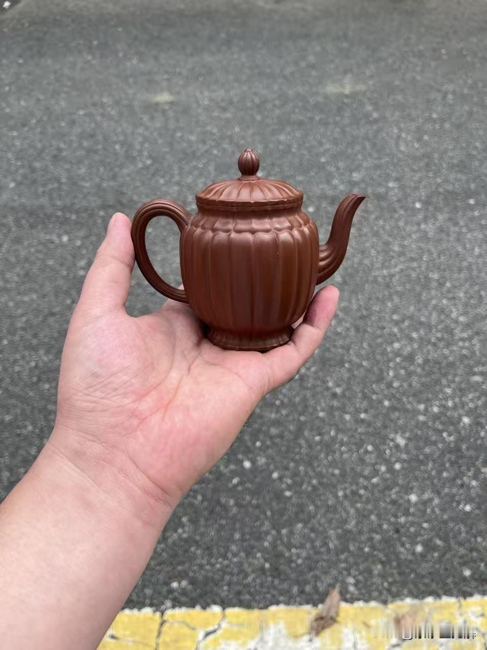 虽然只是半手工制作的筋纹宫灯，真心的漂亮
放在手上舒适，把玩神器
筋纹宫灯壶，难
