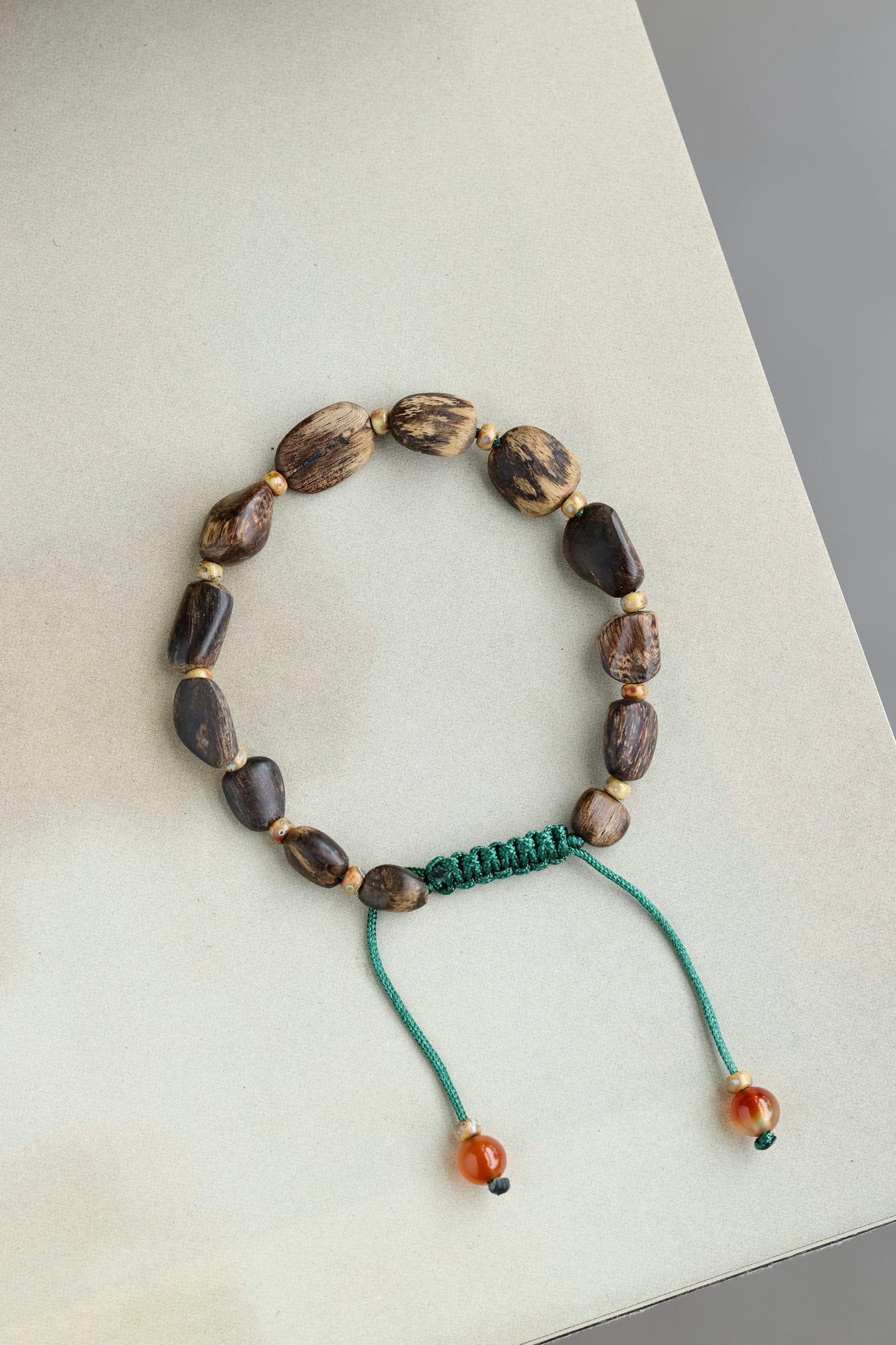 惠安沉香 | 随形 沉水小手串沉水，结香天然，油脂饱满，香韵清冽，甜中带凉意，尺