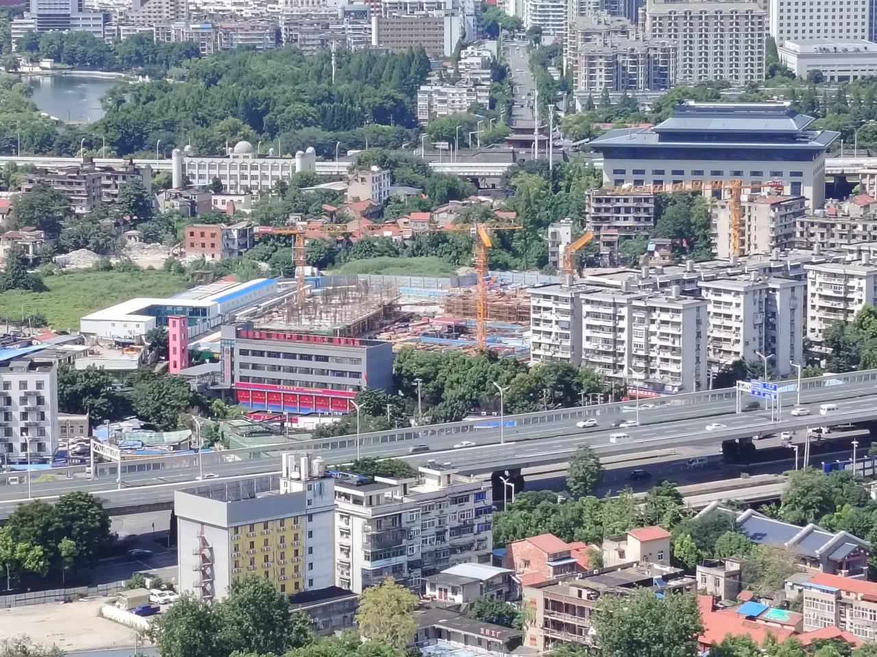 武昌明伦街棚改还建房（明伦天下）进度缓慢，去年就开始做地下室，至今只做起来了两栋