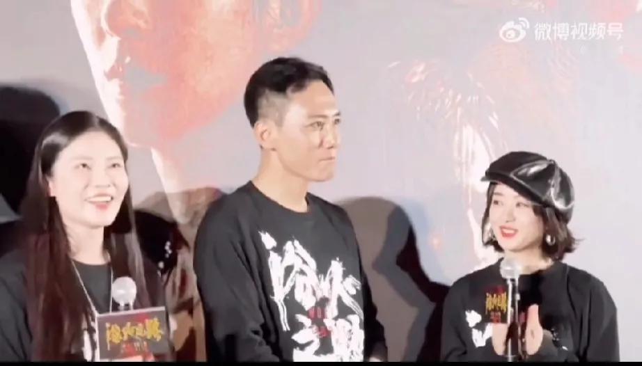 看赵丽颖路演的状态轻松又慵懒，这部影片口碑应该稳了。
一个贝雷帽，配个蓬松短发，