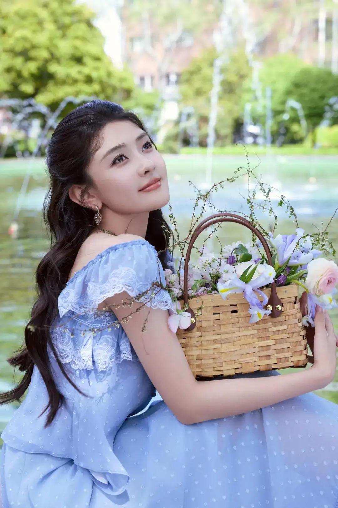 美女壁纸～梁洁，春日漫入林间，浅蓝蕾丝裙漾开满溢的温柔。方领缀着精致蕾丝与细碎波