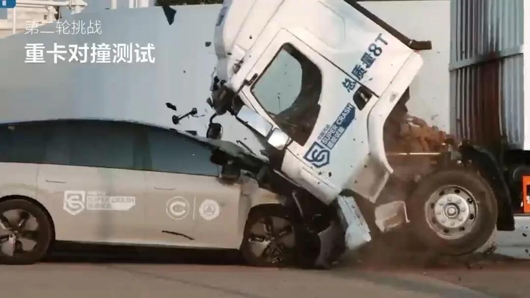 怀疑国内有些车企的策划和宣发是不是短剧看多了理想i8撞卡车，把车头保险卡扣没锁、