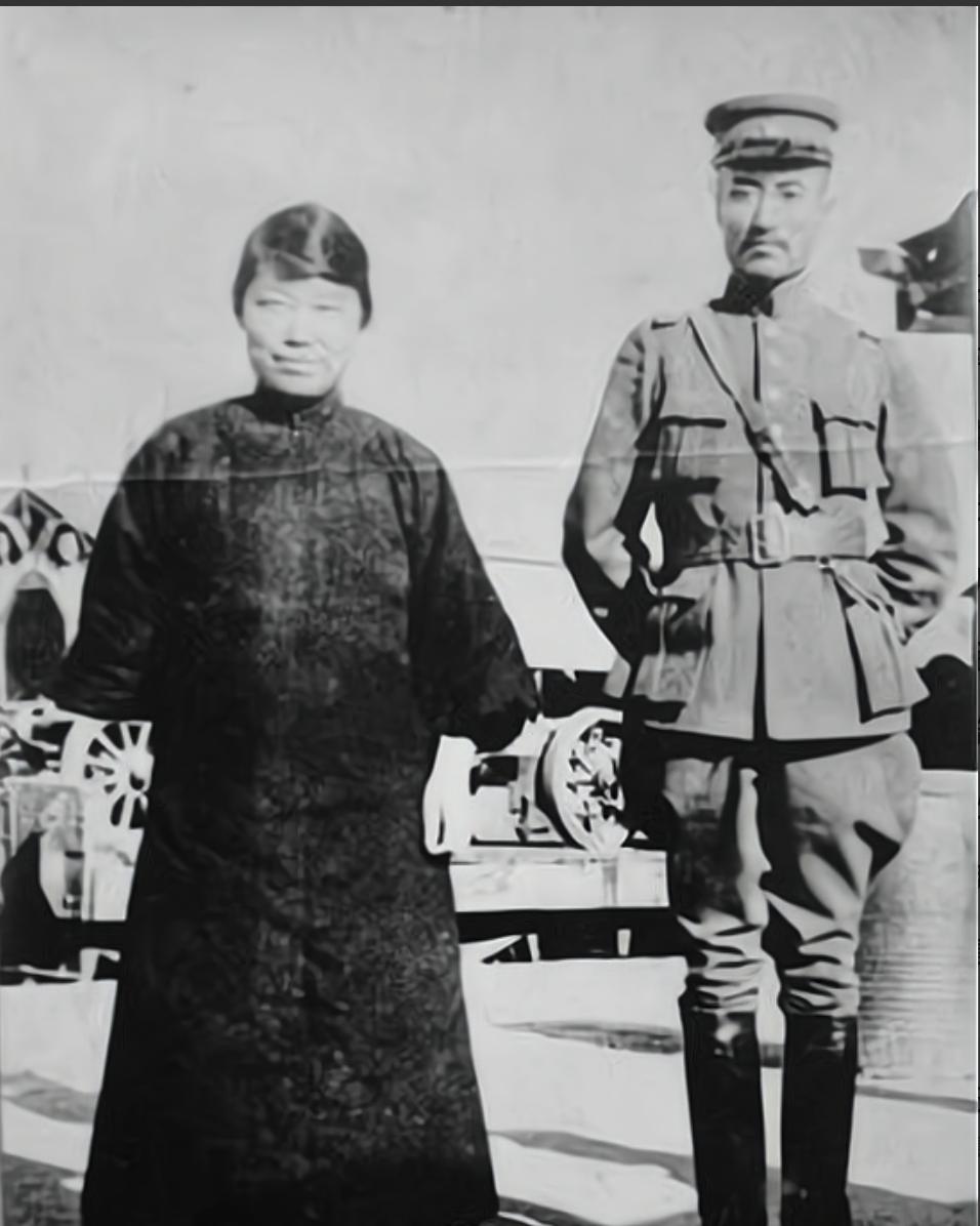 1925年，郭松龄夫妇兵败被张作霖处决，曝尸三日。两人遗体紧紧相依，竟意外兑现了