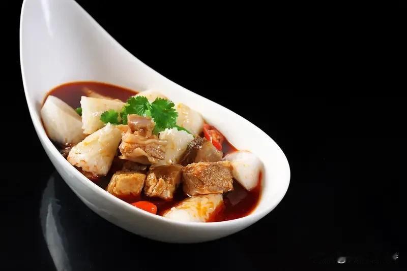 大雪节气，吃点温热滋补的食物那是相当舒坦。就说羊肉炖萝卜，羊肉鲜嫩，萝卜清甜，二