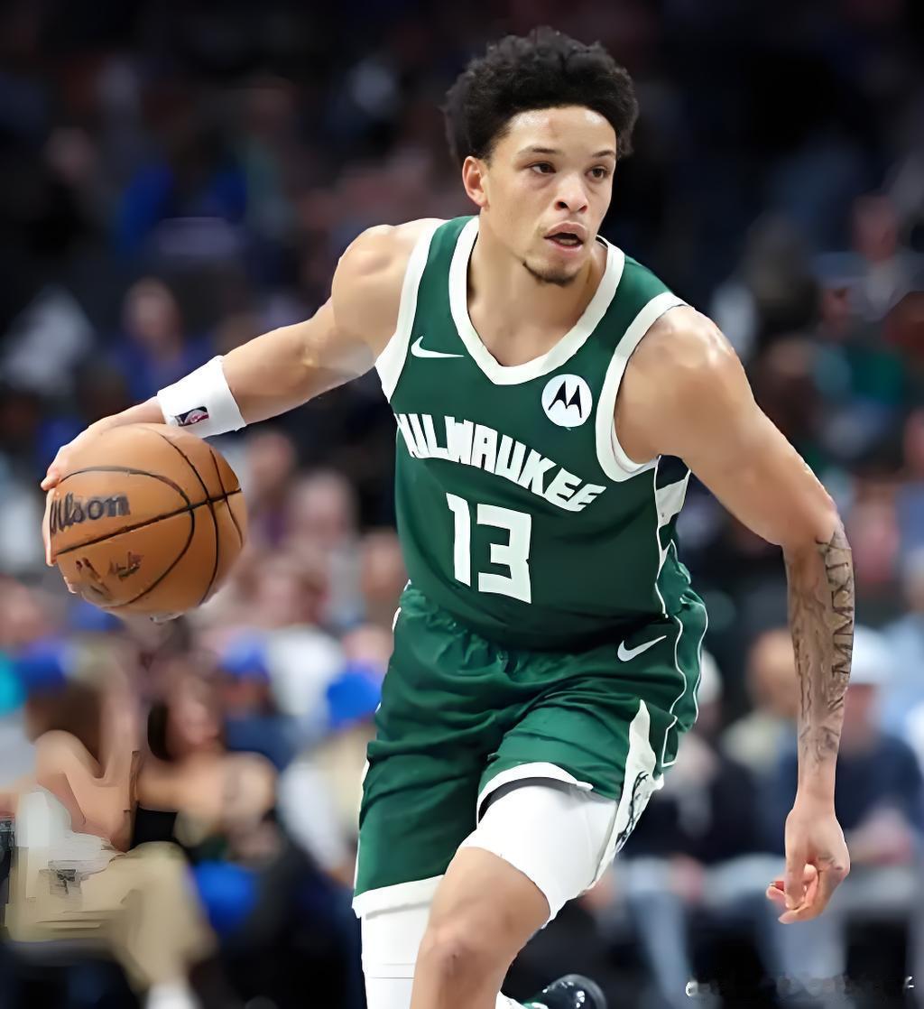 在字母缺席的情况下，雄鹿全民皆兵，全场投进19个三分球，其中最亮眼的是瑞安.罗林