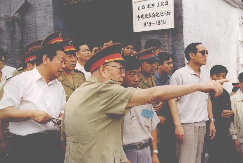1995年8月，军委副主席刘华清上将来到太行山，山西武乡视察，参观中共北方局党校