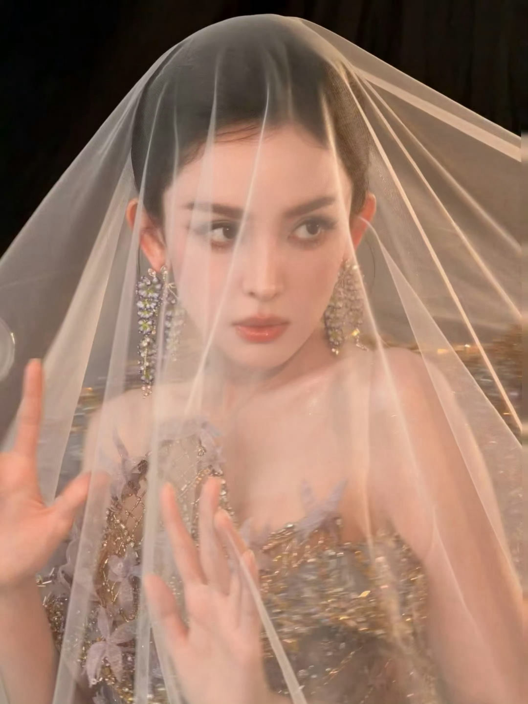 娜扎[超话] 娜扎这身蓝色碎钻礼服真的惊艳全场啦！✨璀璨星光披在身上，优雅又迷人