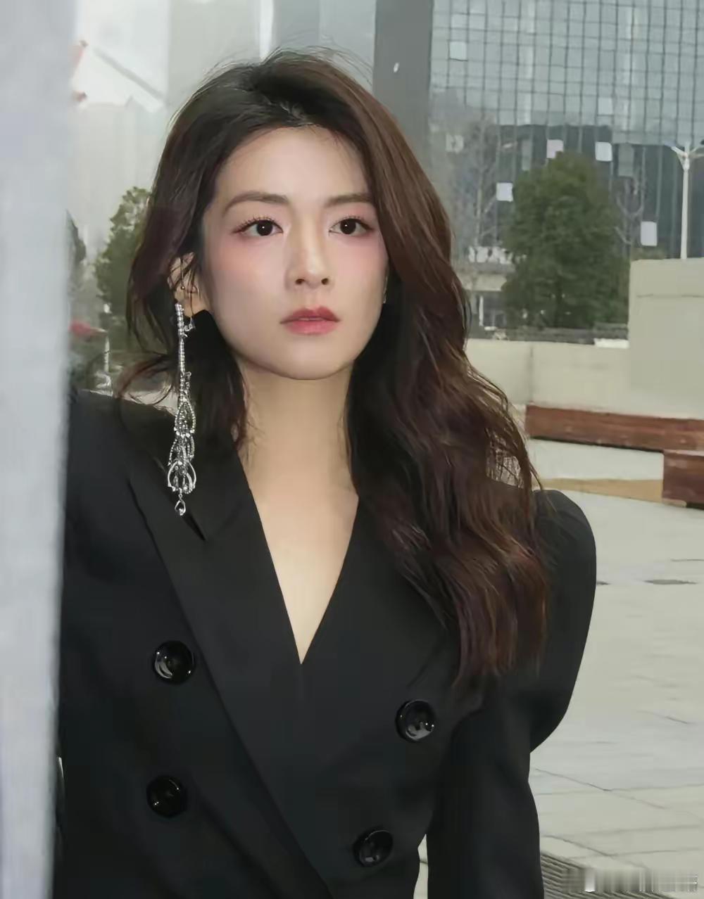 网友觉得乘风破浪的姐姐陈昊宇排名靠后了，主要是也没啥出圈的作品啊，而且这长相在美