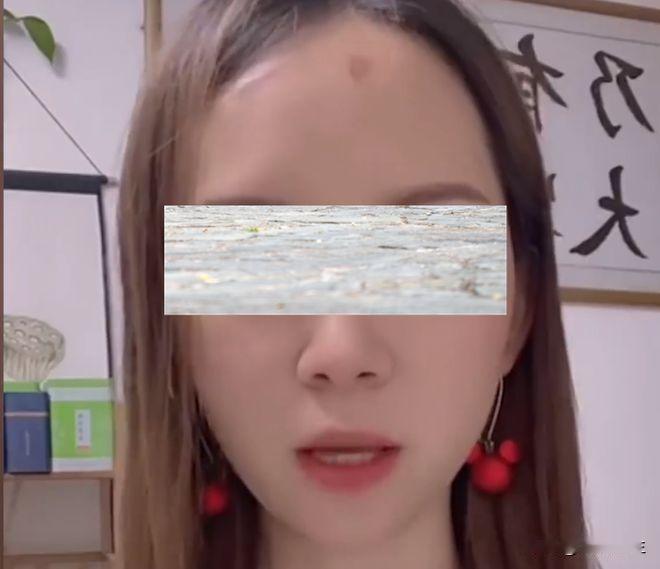 “十倍偿还”浙江杭州，一位老人摔倒，无人敢扶，女大学生上前将其扶起来，还将老人送