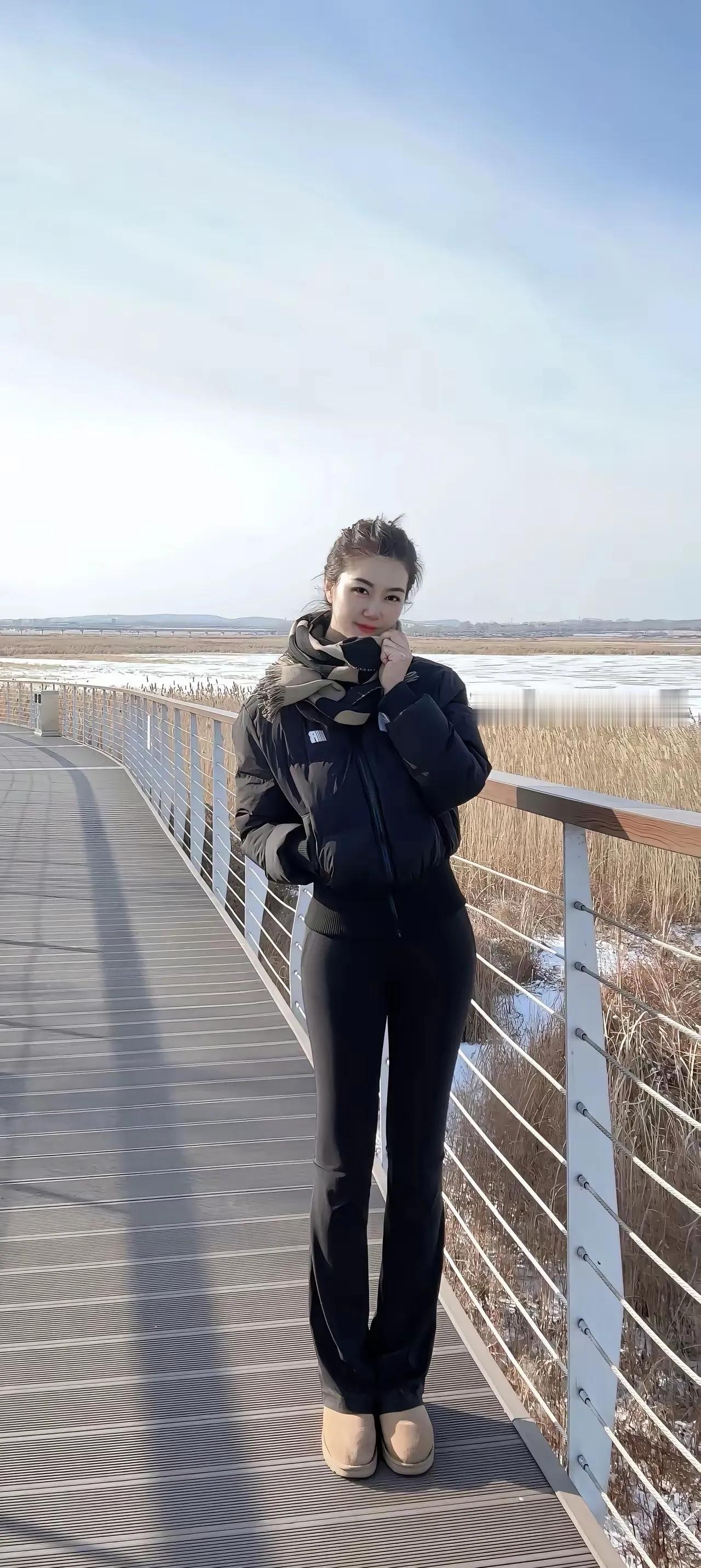 在很多女人的人生信条里，哪怕她再喜欢一个男人，只要那个男人不主动，你们之间都是不