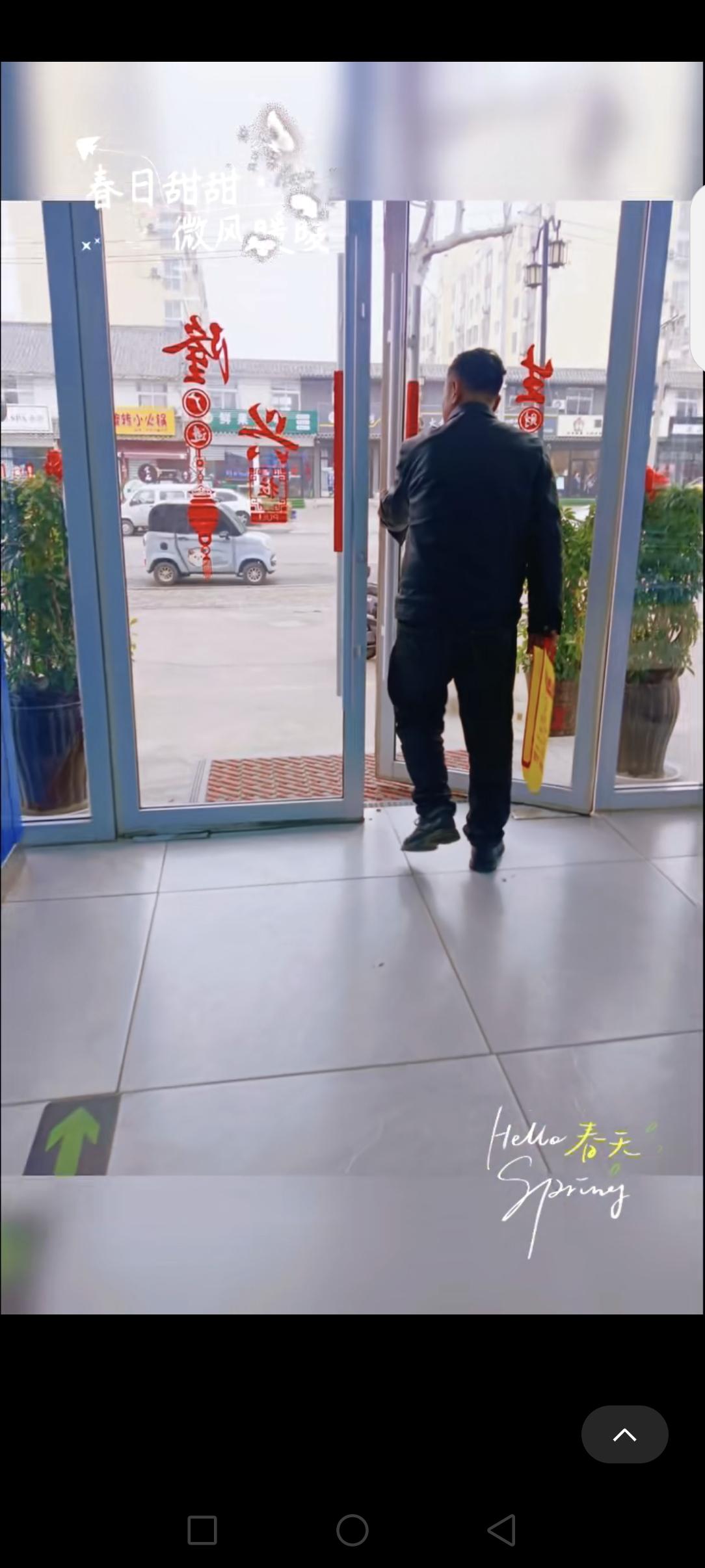 今天刷抖音又刷到那个前同事，真的生理性不适。
 
现实里又矮又胖，年纪也不小了，