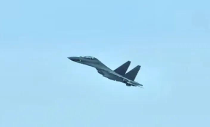 南部空军某旅苏-30MKK携带俄制R-77和R-73导弹在黄岩岛海域上空进行战备