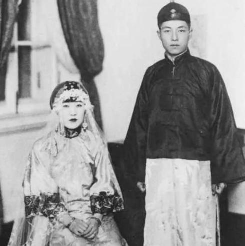 1926年，唐怡莹趁着丈夫溥杰不在家，和张学良在床上激烈正酣，多年后，张学良向溥