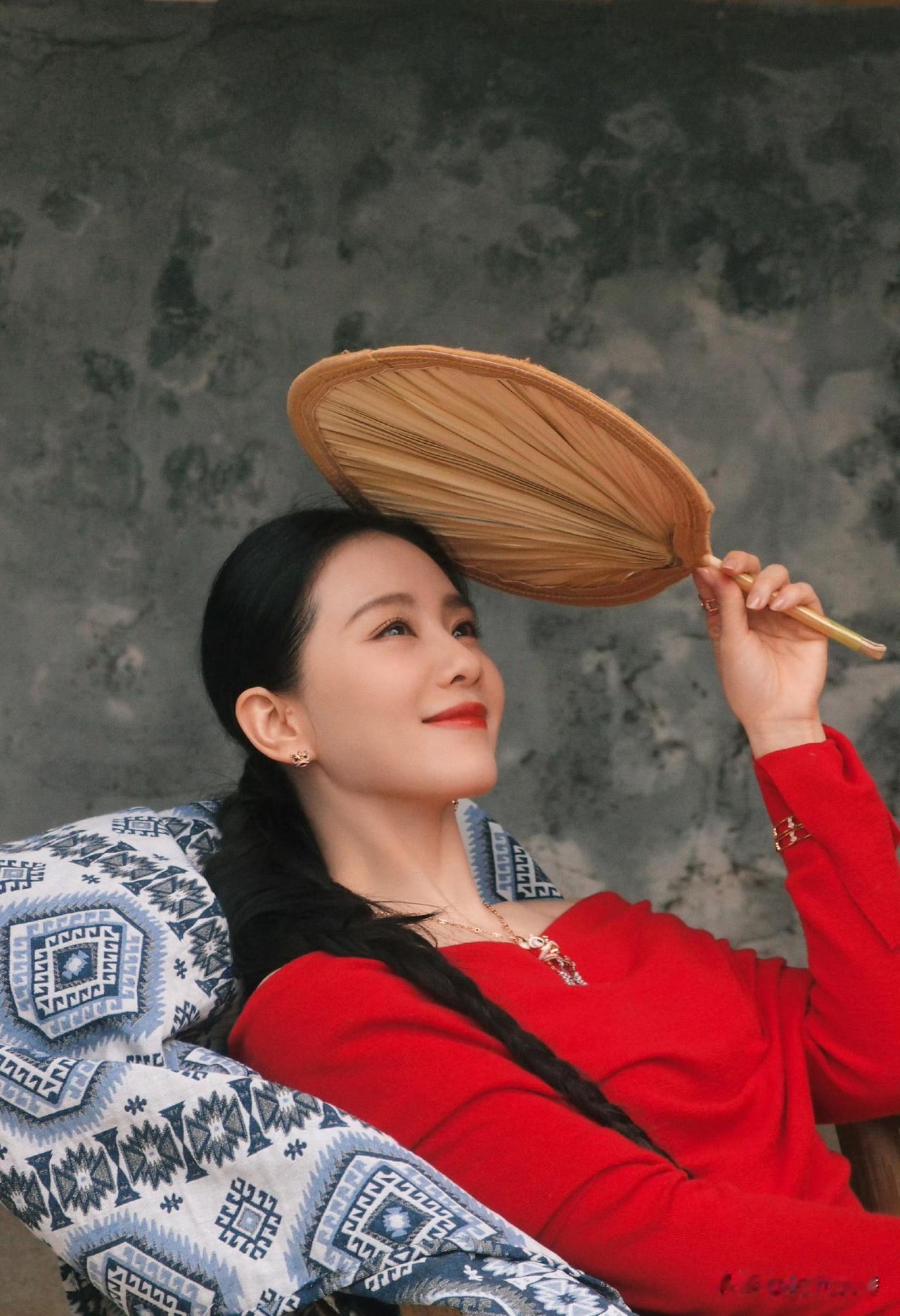 她的美，该用什么词来形容呢？笑靥如花映娇颜