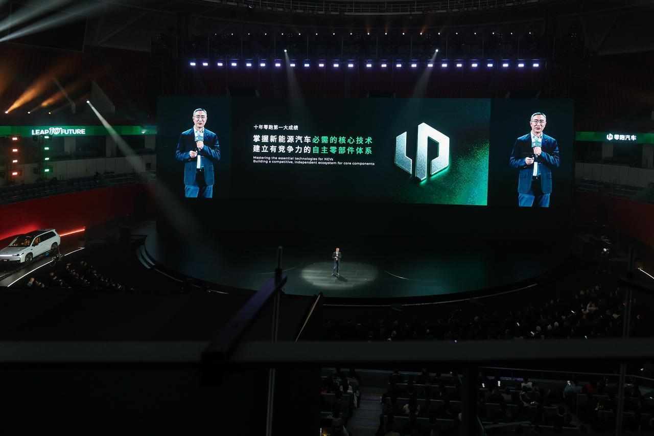 零跑十年，是如何从零发展到新势力销冠的？
 
如果说这个问题之前很多人还想不明白