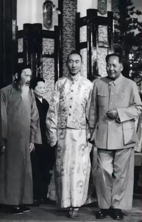 和毛主席走在一起的这名年轻人真的是太幸运了，可以亲身感受领袖的教诲。照片中，一名