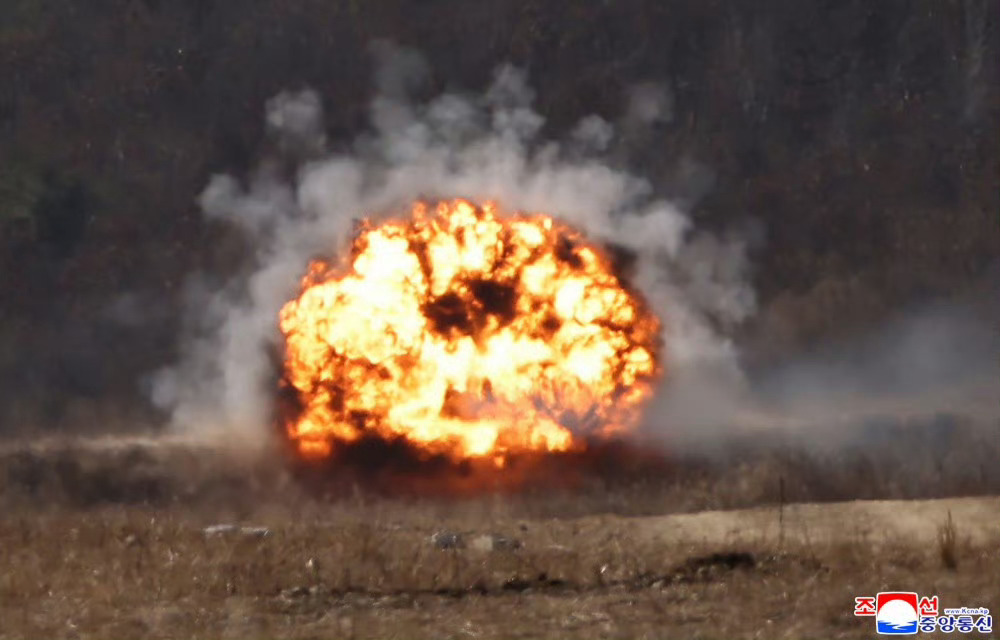 朝鲜人民军展示反坦克导弹（山寨俄罗斯短号）以及多种巡飞弹（山寨澳大利亚、以色列）