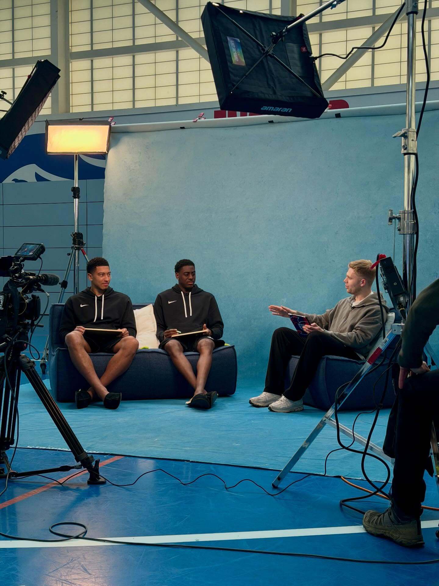 乔布在英格兰u21和姆巴马一起录了综艺🎥 