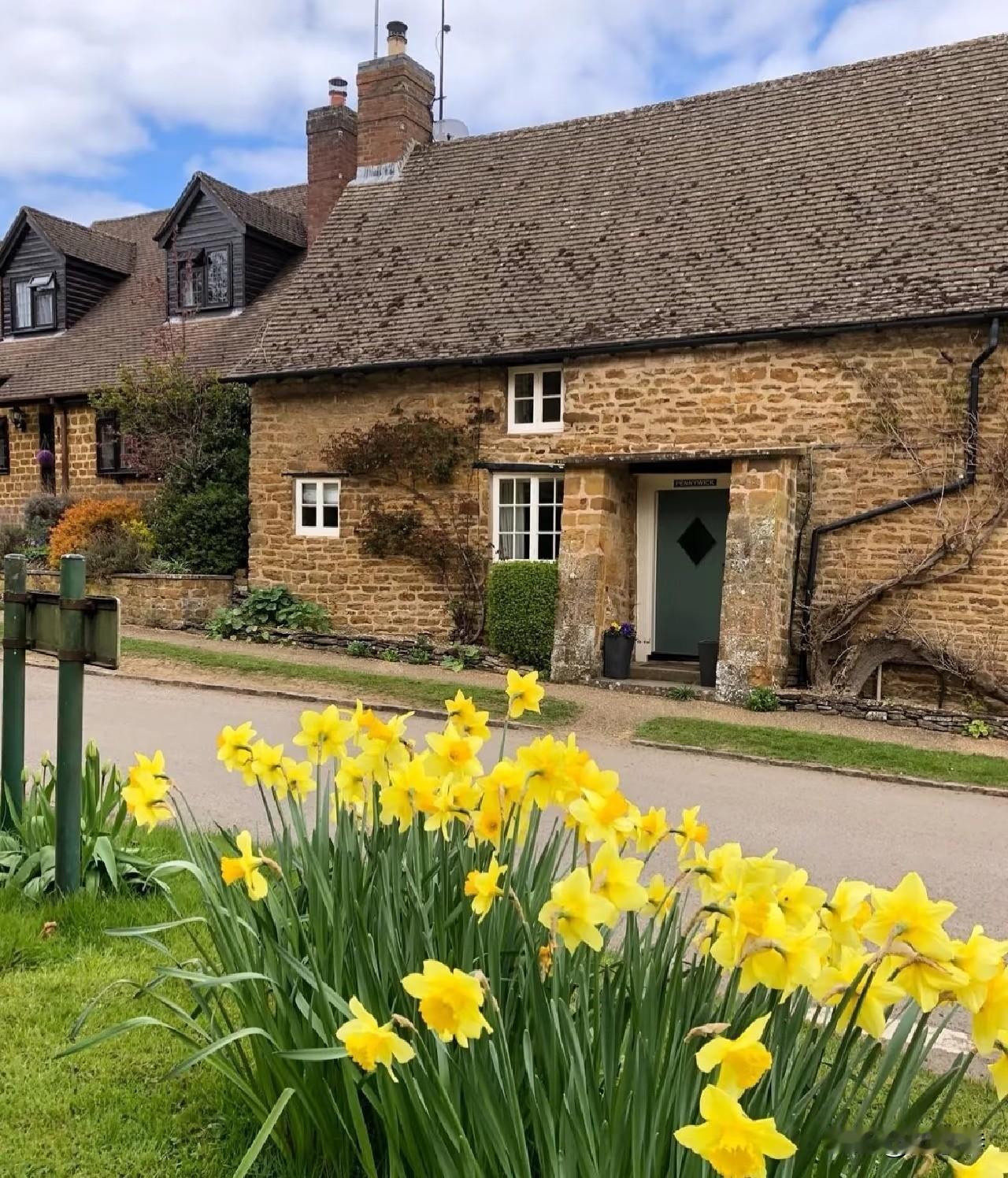 英国科茨沃尔德。春天的英国乡村，也就路边的水仙开的正盛。石头房子没什么变化，其实