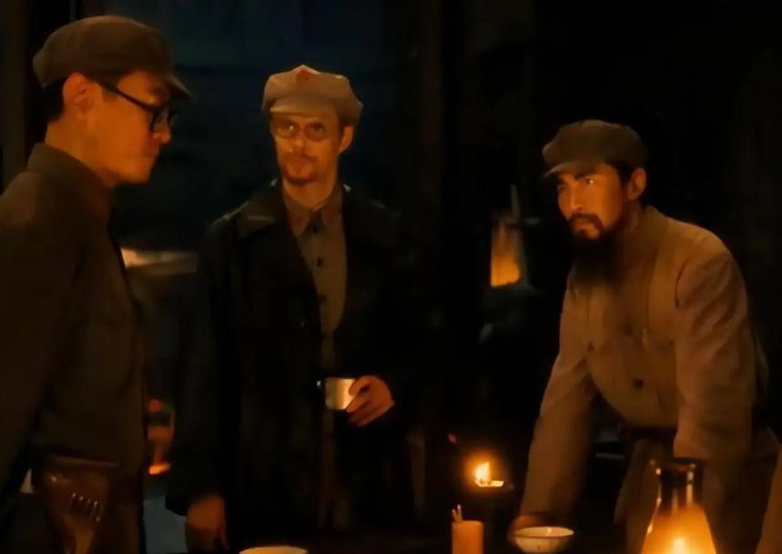 湘江战役是长征出发后最惨烈的一仗，红军从八万多人锐减到三万多人。
李德在湘江战役