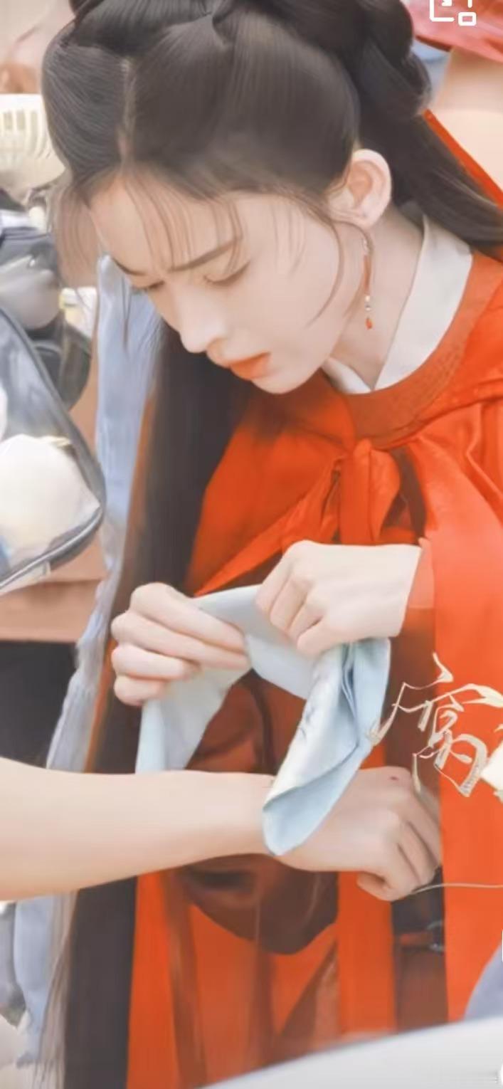 娜扎玉茗茶骨红色斗篷路透娜扎玉茗茶骨红斗篷造型娜扎玉茗茶骨红色斗篷路透，明艳，[