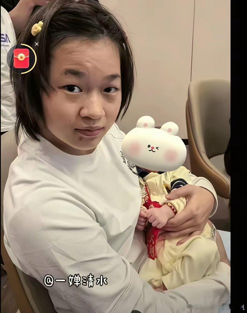 全红婵的最新近照来了。这是她出席师兄家孩子的满月宴时的照片。​可以看出来，她确实