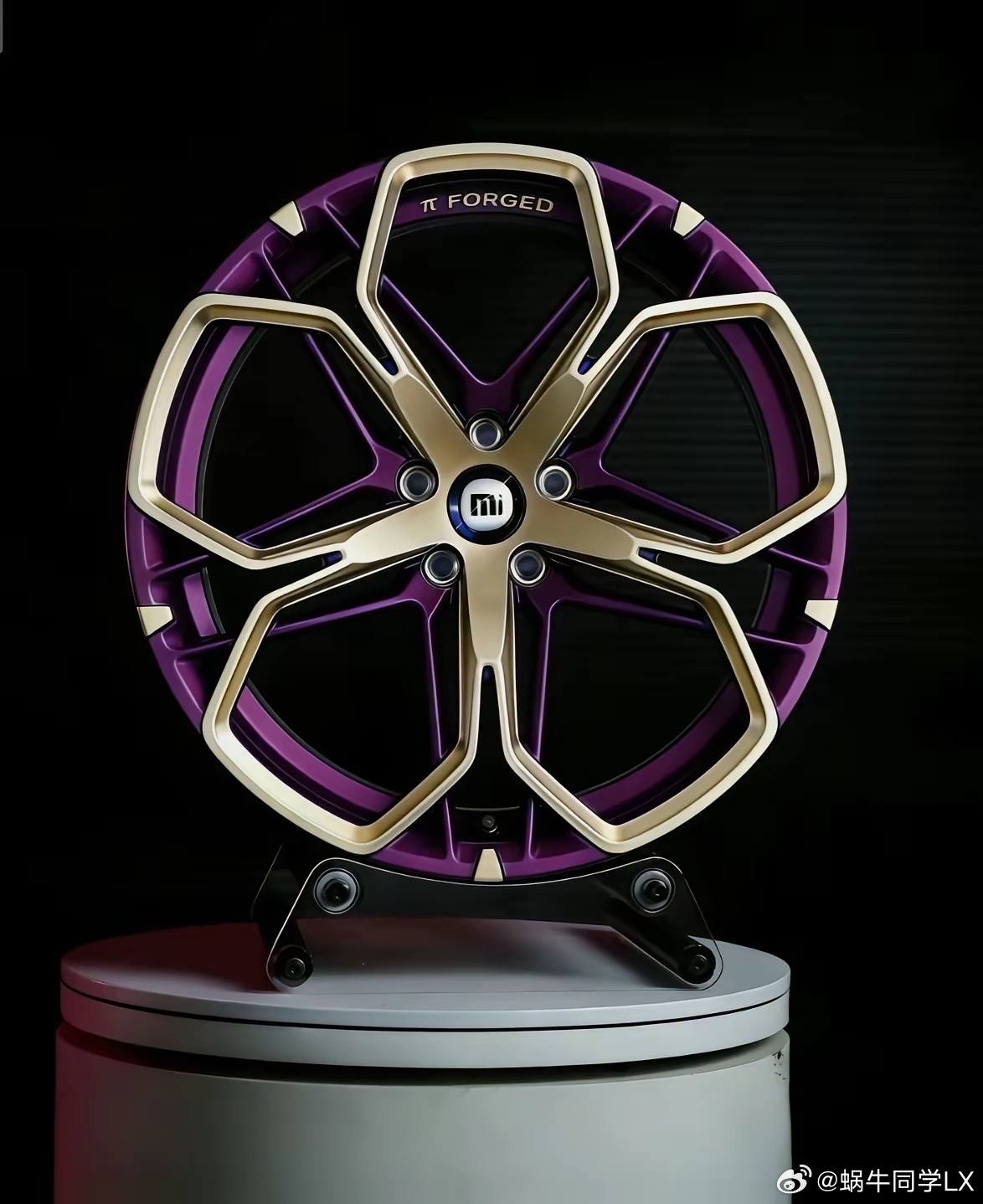 这紫色，这配色，啧啧！10分满分， 小米SU7这轮毂设计你给打几分？ 