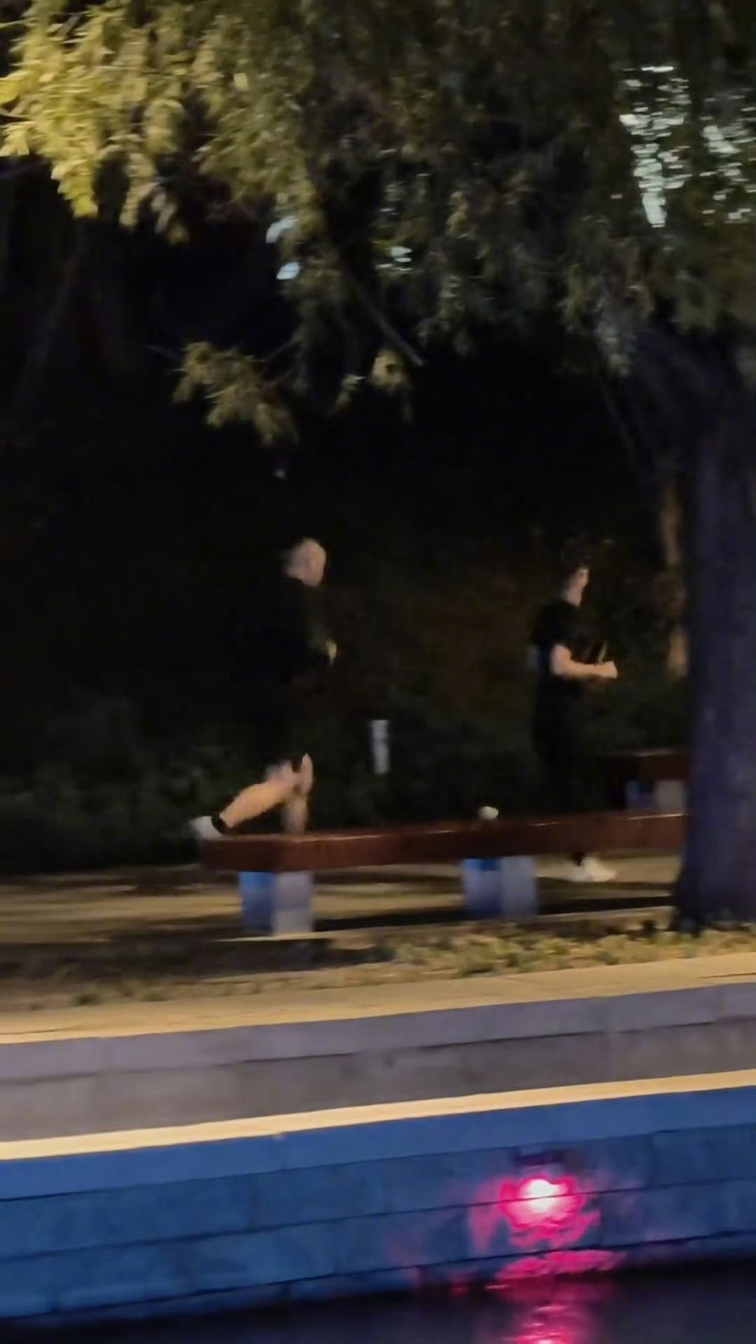 网友偶遇王嘉尔，还说老远就闻到他身上的香水味，羡慕亖了[泪][捂嘴哭]网友偶遇王