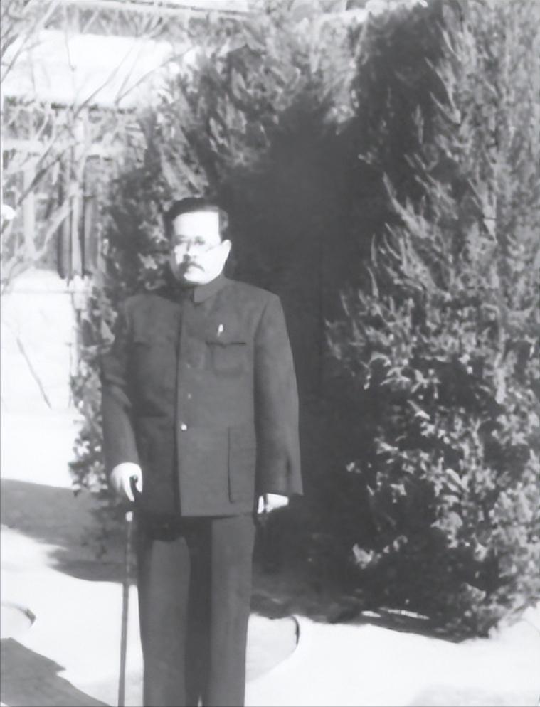 1947年，伟人与任弼时发生争执，可没人敢上前劝阻，站在窑洞外的一名炊事员，慢慢