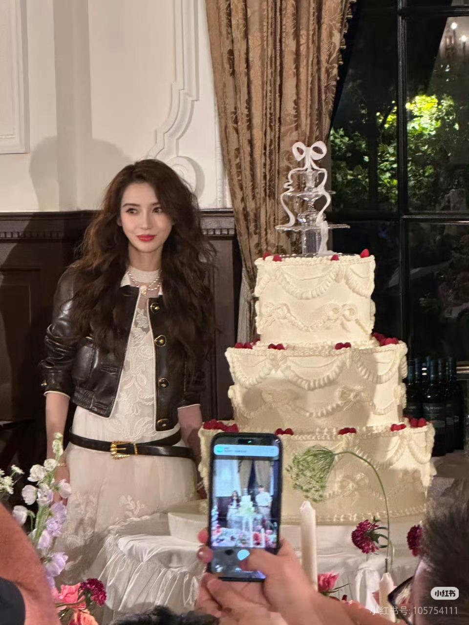 Angelababy第二套 此女是怎么一晚上驾驭住两套完全风格不同的衣服 好像从