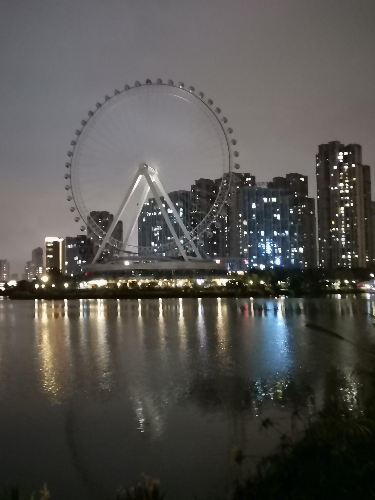 福州市晋安区晋安湖公园，福州市晋安湖公园真的太赞了！白天去的时候，湖水清澈，站在