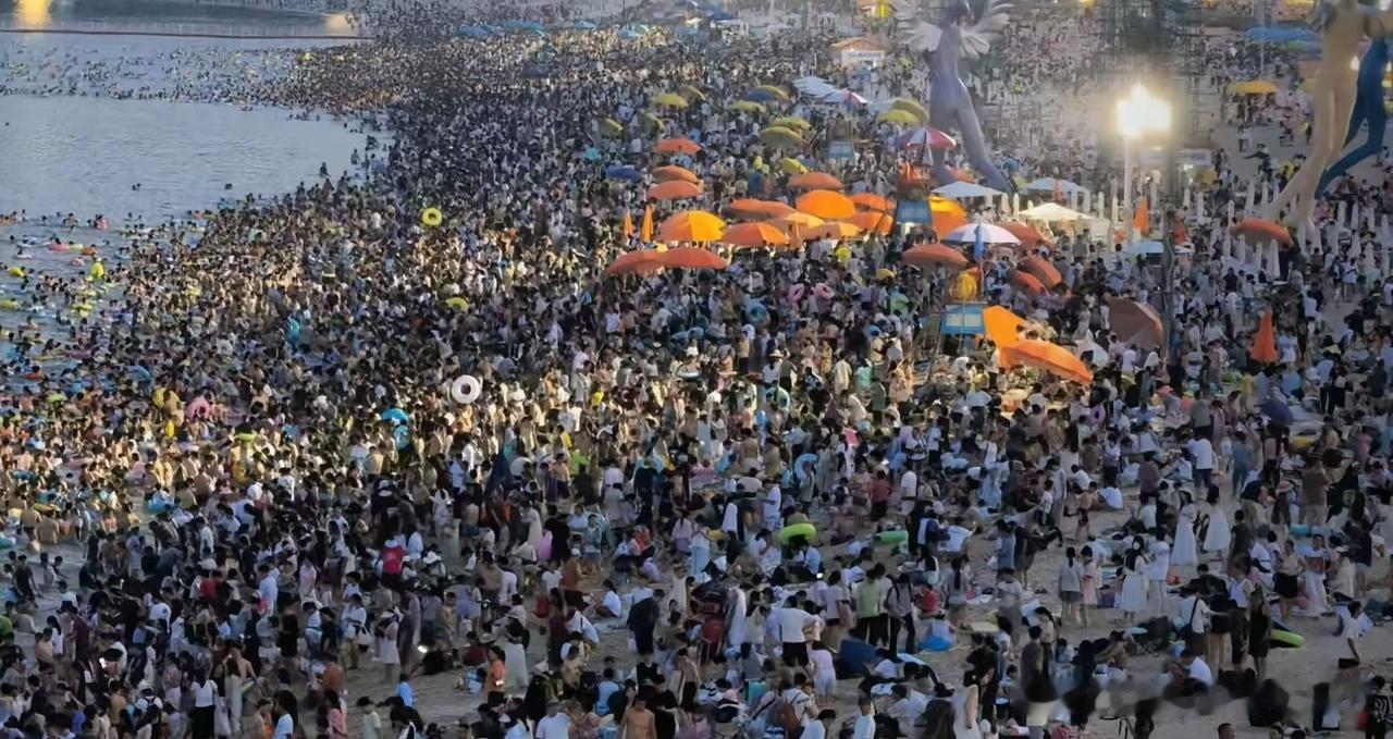 深圳大梅沙游泳人挤人下饺子
​假日经济+郊外旅游+文旅体验