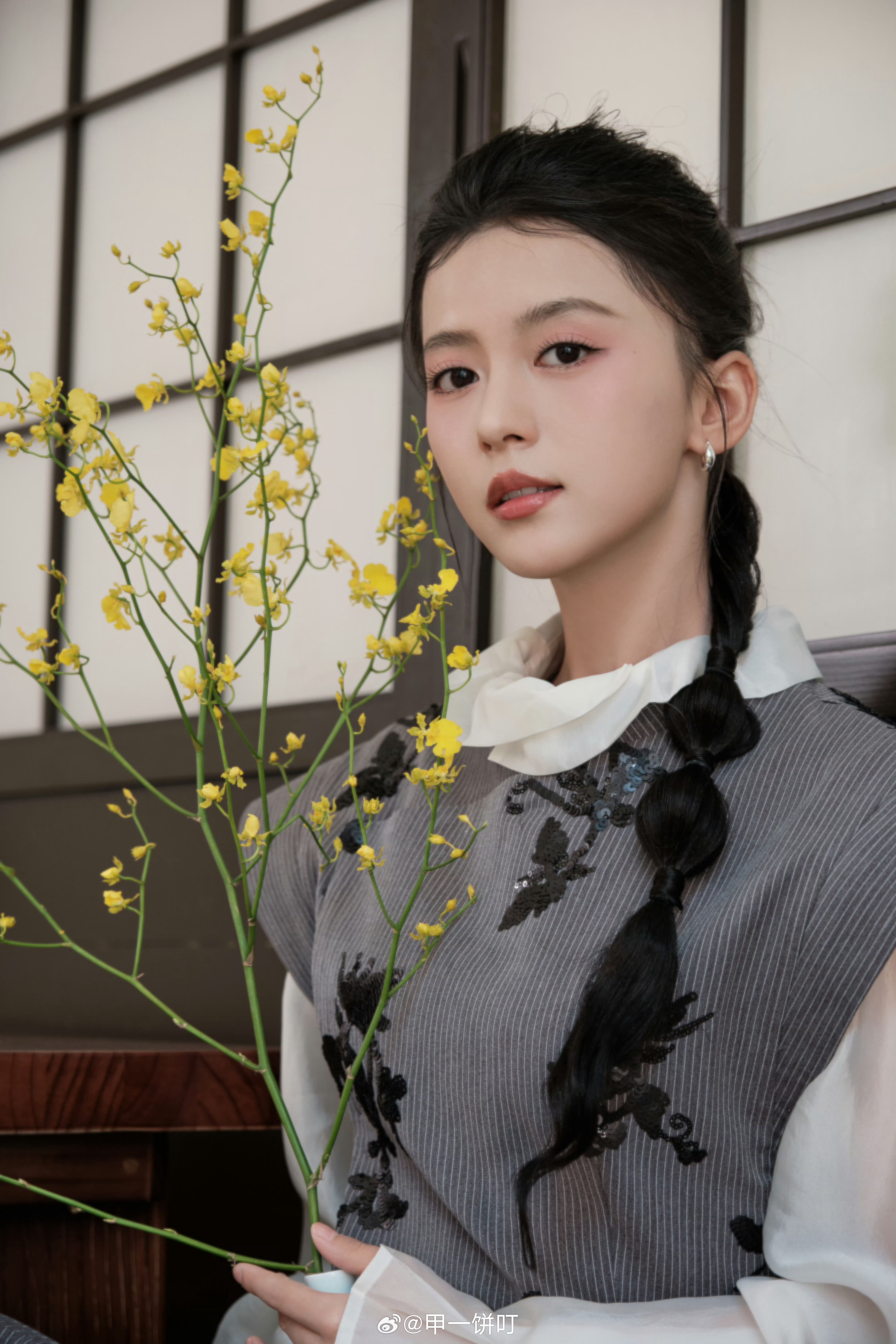 电视剧《逐夏》主演：张康乐、合诗雨 导演：吴亚衡《许我耀眼》编剧：王媛《树下有片